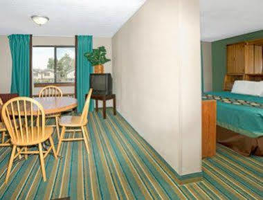 Hotel Super 8 By Wyndham Stapleton DEN